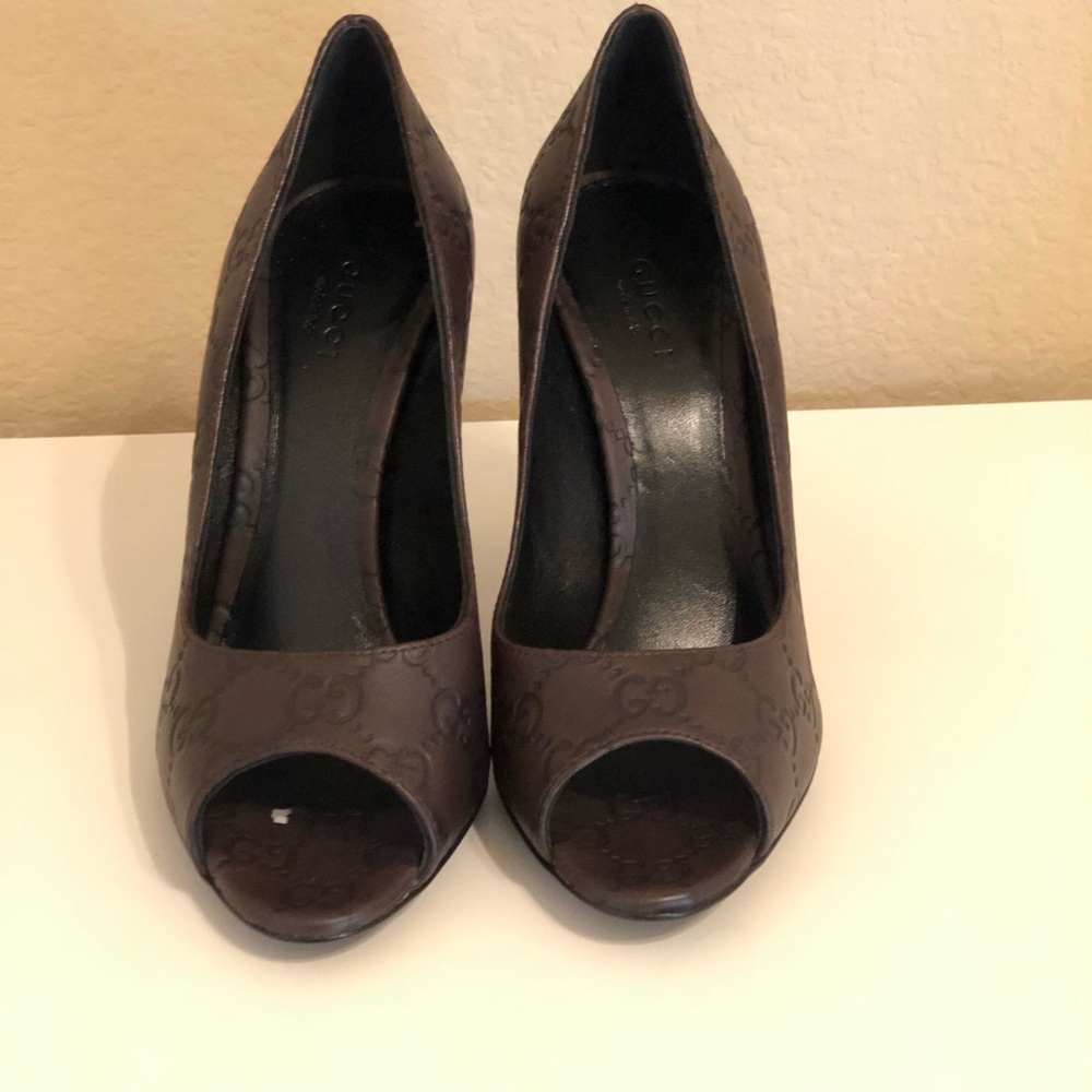 NEW Gucci logo heels